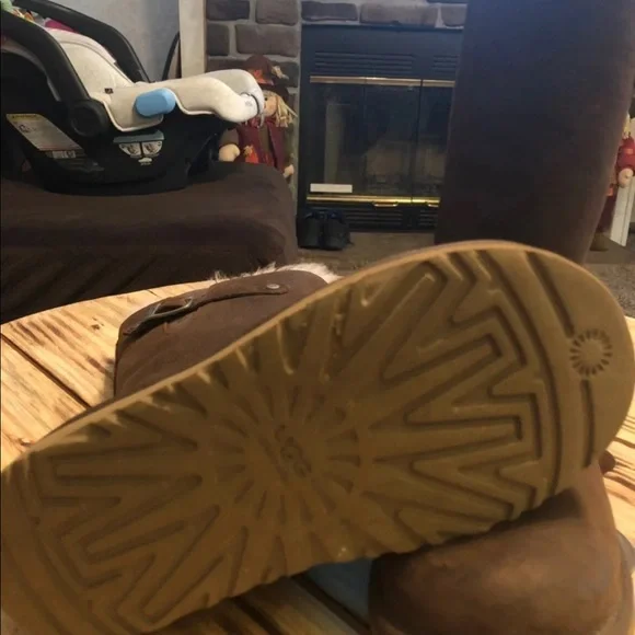 Kids size 3 leather UGG boots with fur - Picture 3 of 3